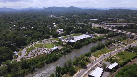 Antena-Sobre-El-Puente-De-La-Autopista-Sobre-El-French-Broad-Río-En-Asheville,-Carolina-Del-Norte