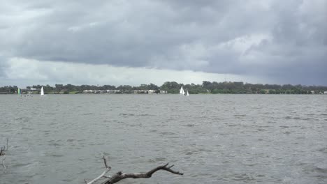 Segelboote-Auf-Dem-Fluss-An-Windigen-Und-Bewölkten-Wintertagen