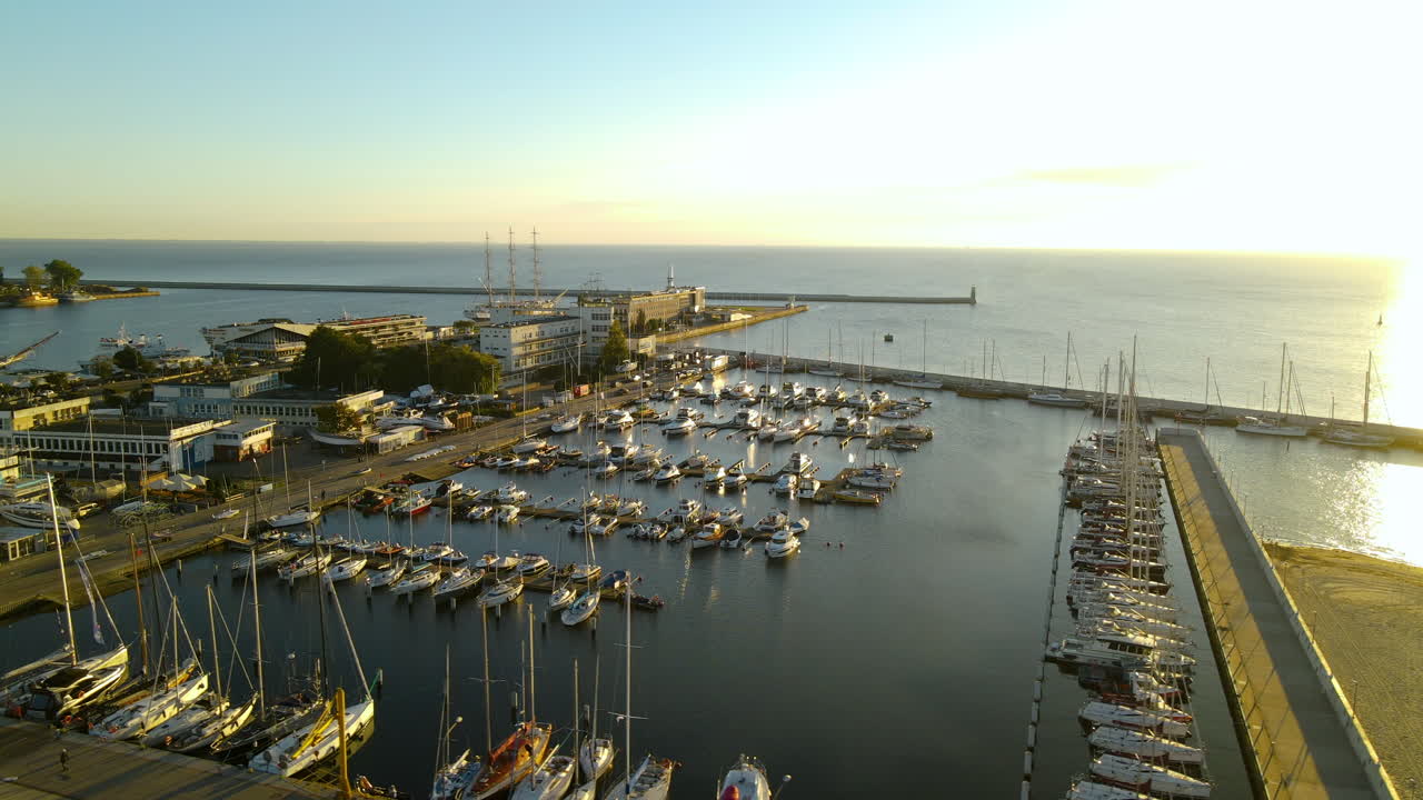 veleros amarrados en el puerto deportivo por las tranquilas aguas del mar báltico en un atardecer de verano en gdynia, polonia