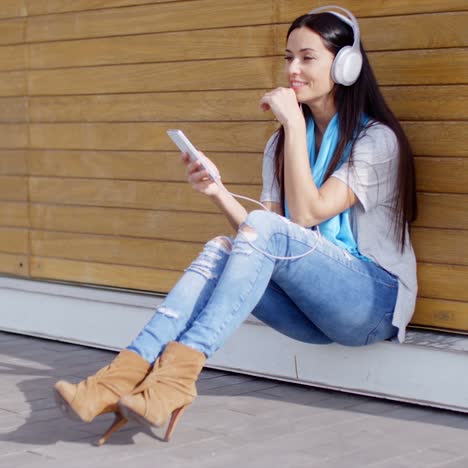 Attractive-young-woman-listening-to-her-music