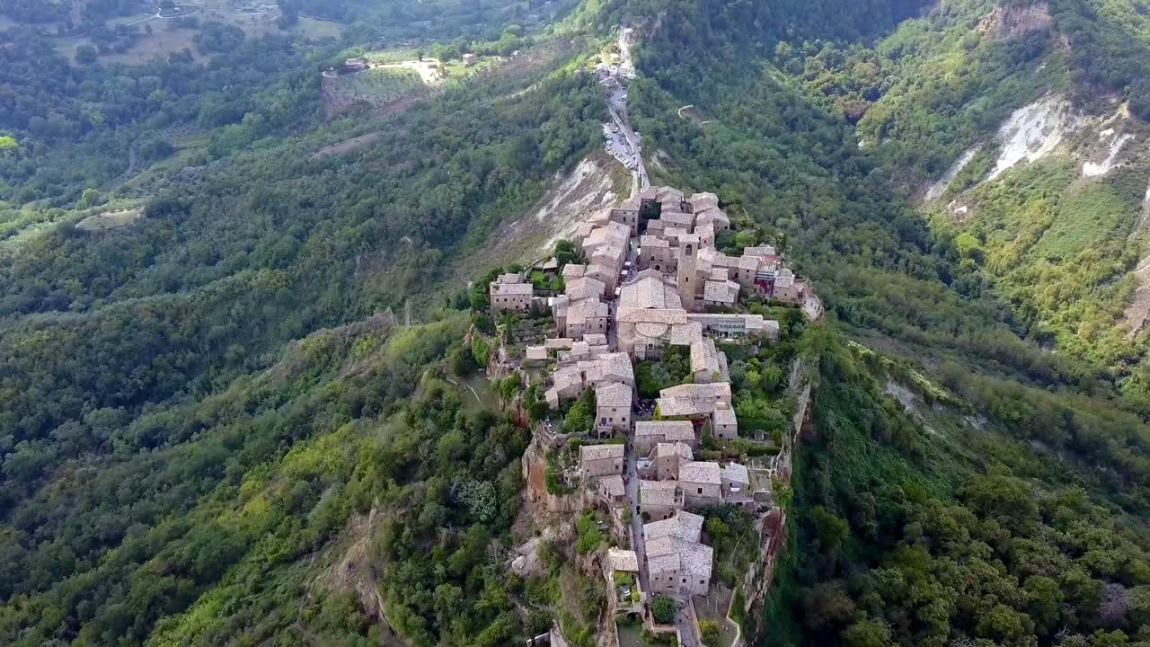 ciudad de civita di bagnoregio en toscana, italia, con acantilados laterales erosionados, sobrevuelo aéreo de drones en la parte posterior