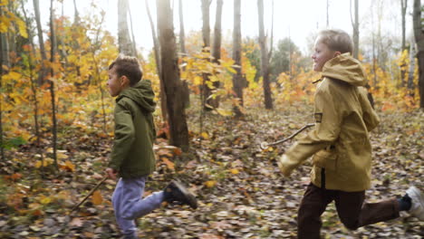 niños corriendo en el bosque