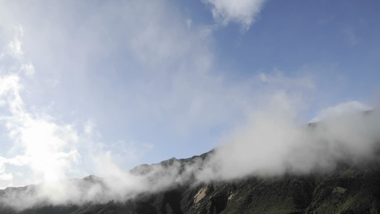 오하이오 캘리포니아 위의 산타 이네즈 산 위로 소용돌이치는 구름의 시간 경과