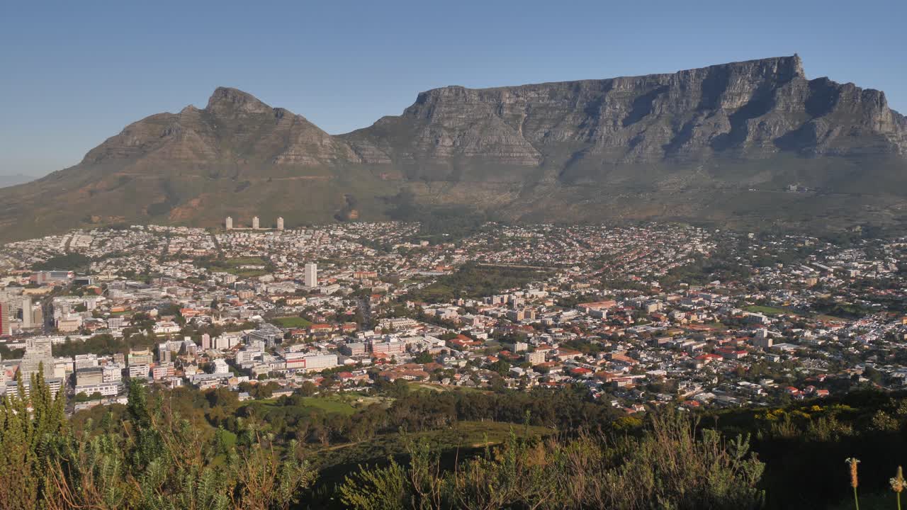 vista de la montaña de la mesa a través de ciudad del cabo sudáfrica desde la colina de la señal