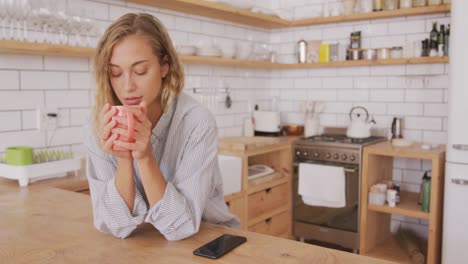 Hermosa-Mujer-Tomando-Café-En-La-Cocina