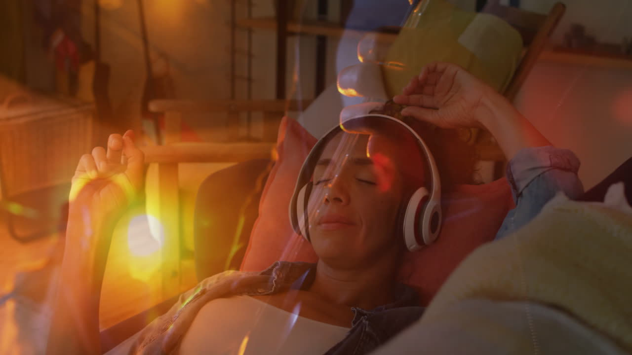 헤드폰을 달고 음악을 듣는 두 인종의 여성 위에 해가 지는 풍경의 애니메이션