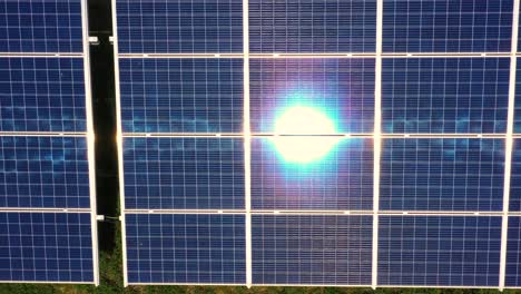 primo piano della superficie dei pannelli solari fotovoltaici blu per la produzione di elettricità ecologica pulita