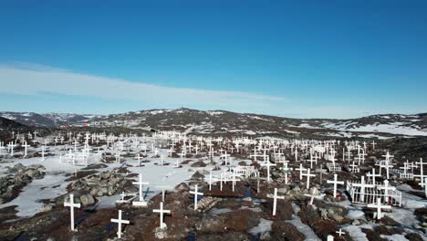 espectacular vista aérea de cruces blancas en el cementerio de ilulissat sobre permafrost en groenlandia