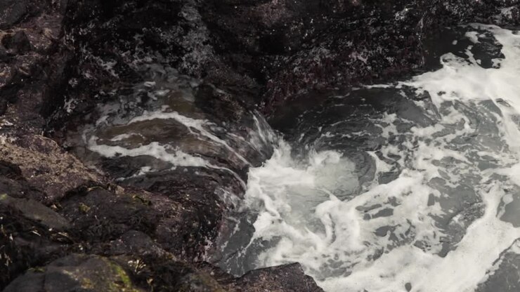 Mare d'Irlanda sulla spiaggia della costa dell'Irlanda del Nord, Contea di Antrim-9