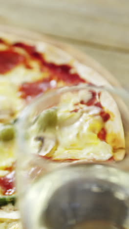 pizza deliciosa con un vaso de vino y una botella de vino