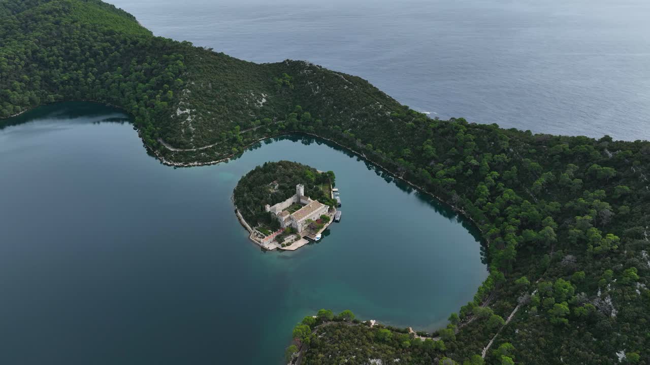 크로아티아 만 에 있는 수도원 섬 의 공중 사진