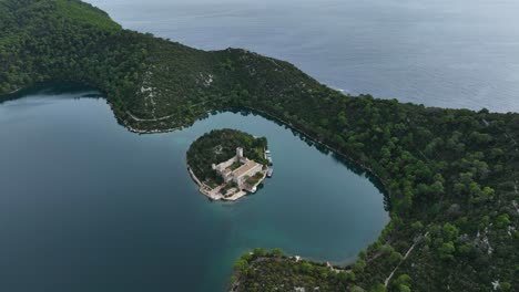 vista aérea de una isla monasterio en una bahía croata