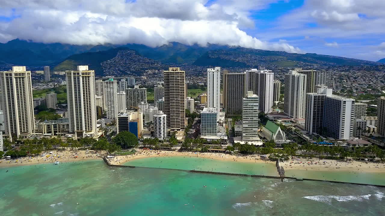 하와이 오아후 섬 와이키키 해변의 파노라마 드론 영상