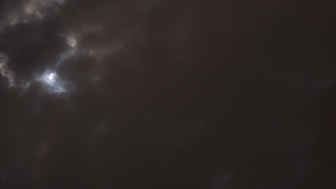 밝은 태양 주위에 구름이 이동하고 변화합니다.