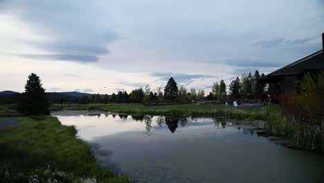 Kleiner-Teich-In-Der-Nähe-Des-Landhauses-In-Der-Abenddämmerung---Schwenk