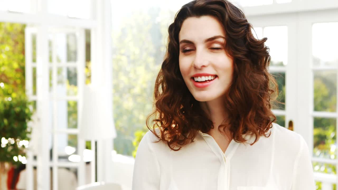 retrato de la camarera de pie en un restaurante