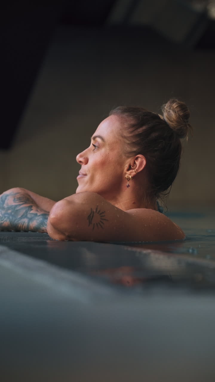 Donna che si Rilassa e si Gode la Jacuzzi a Zakopane, Polonia - Primo piano, Scatto Verticale