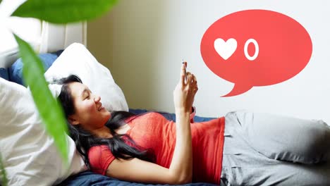 mujer acostada en la cama mientras revisa su teléfono 4k