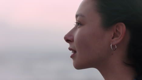 Retrato-De-Una-Hermosa-Mujer-Asiática-Sonriendo-Disfrutando-De-Un-Estilo-De-Vida-Despreocupado-Explorando-La-Libertad-En-Vacaciones-Luciendo-Feliz-Con-El-Viento-Soplando-El-Pelo