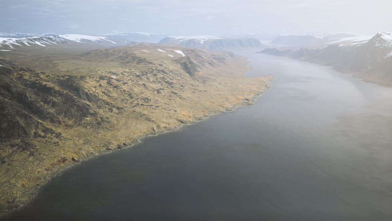 차분한 풍경, 눈 인 산과 함께 휘어지는 강