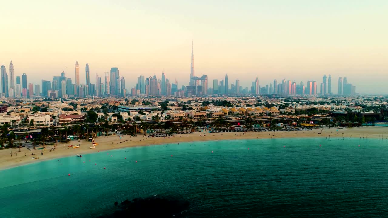 Toàn cảnh thành phố Dubai từ trên cao lúc hoàng hôn, U.A.E