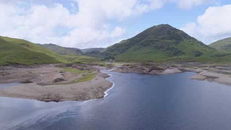 toma aérea apuntada hacia el sur sobre loch treig y loch treighead