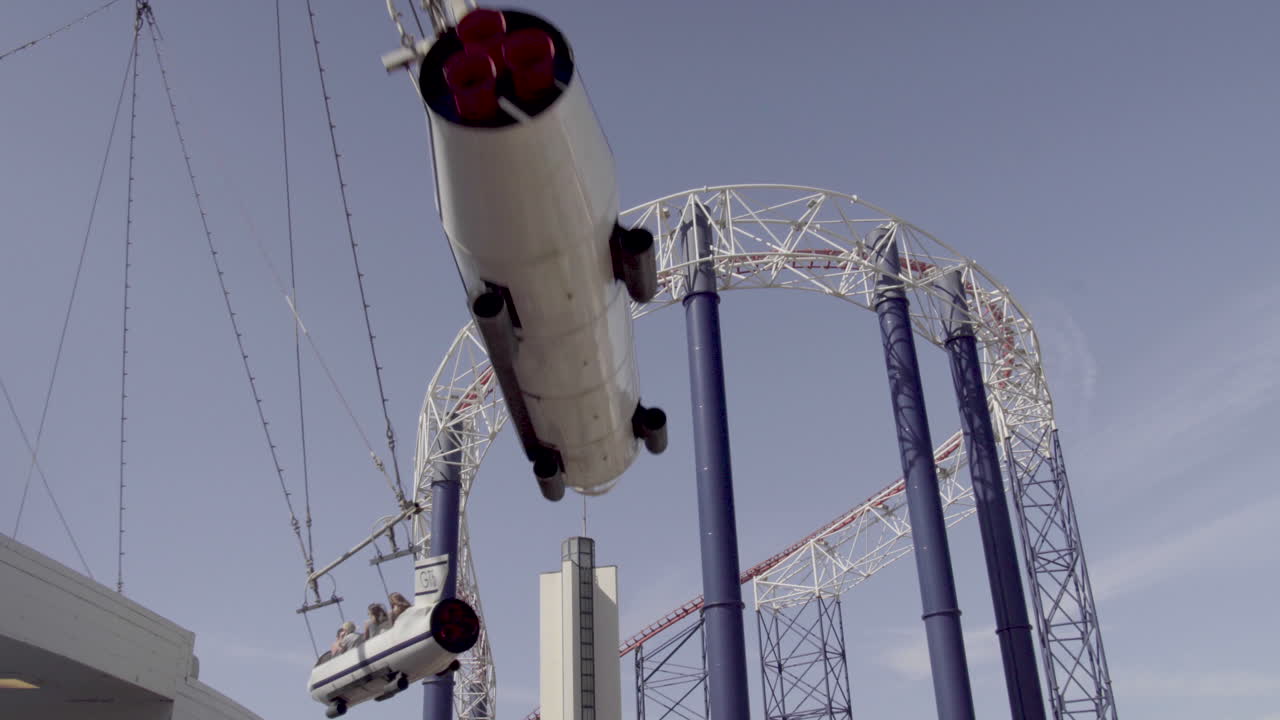 영국 테마파크에서 4k 로켓 시오 회전목마 타기