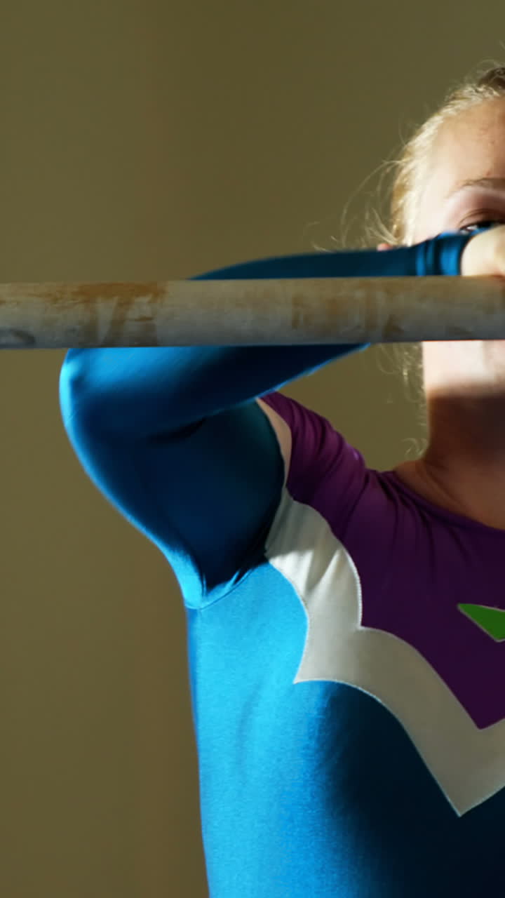 гимнастка проверяет столб