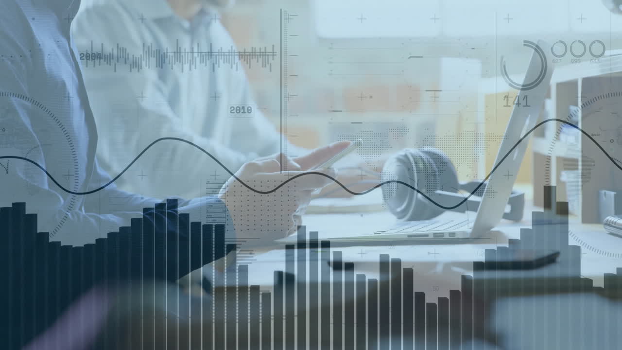 animación del procesamiento de datos financieros sobre un empresario caucásico que usa un teléfono inteligente