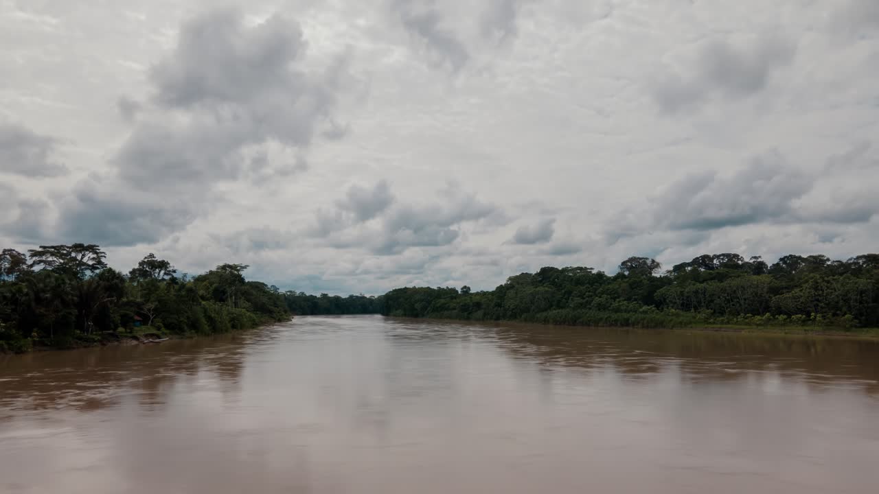 cielo nublado sobre el río amazonas y la selva tropical