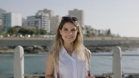 Porträt-Einer-Schönen-Jungen-Frau,-Die-Fröhlich-Lächelt-Und-Den-Sonnigen-Strand-Genießt