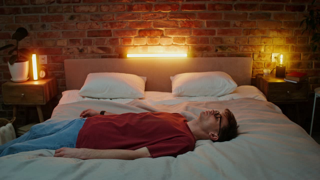 밤에 침대에 누워있는 남자