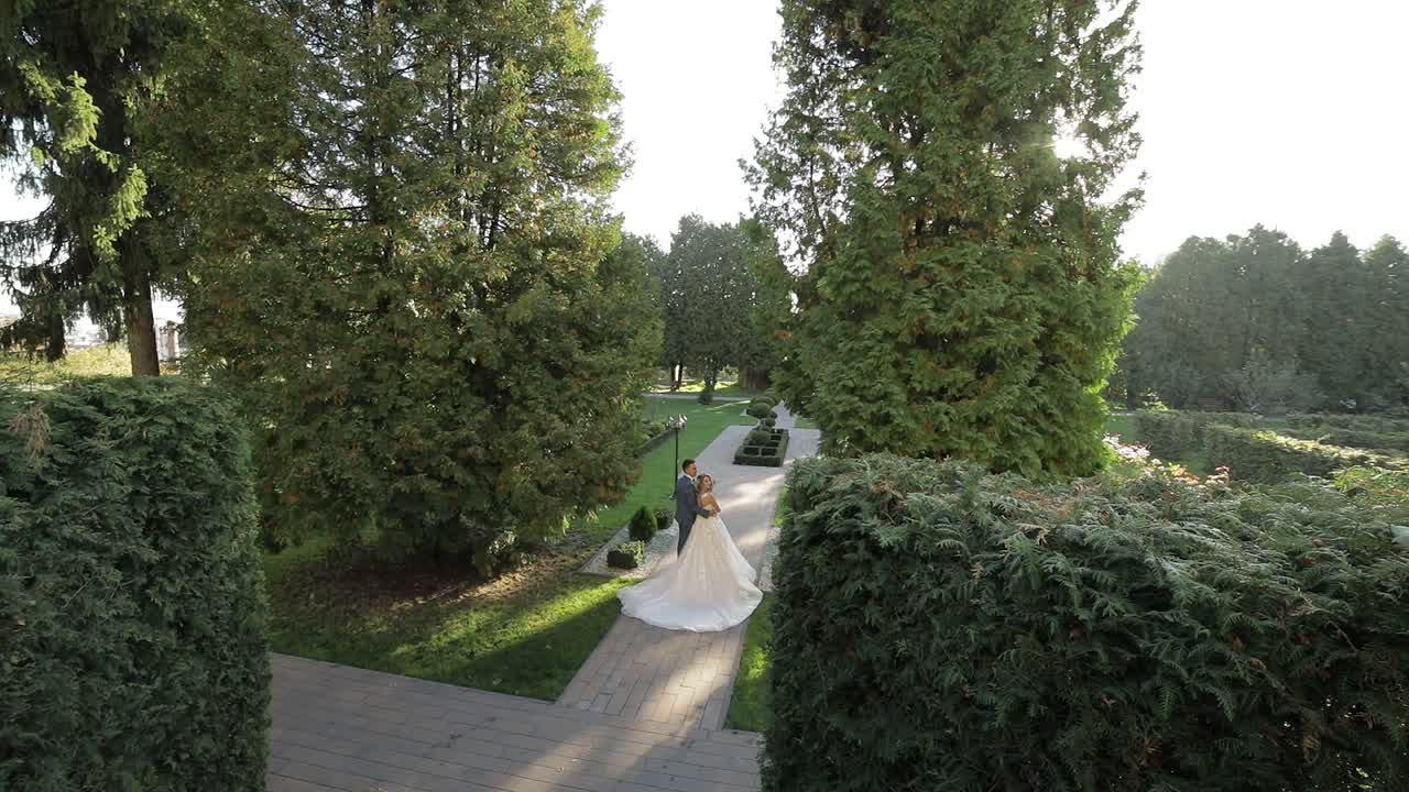 결혼 부부. 사랑스러운 신랑과 신부. 행복한 가족. 사랑에 빠진 남자와 여자