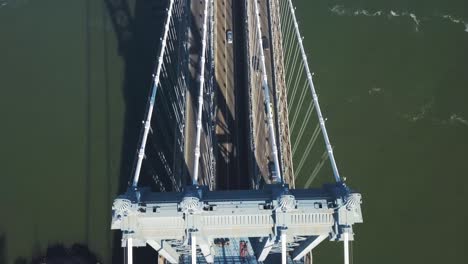 vista aérea superior de la carretera de tráfico en el puente de brooklyn nueva york