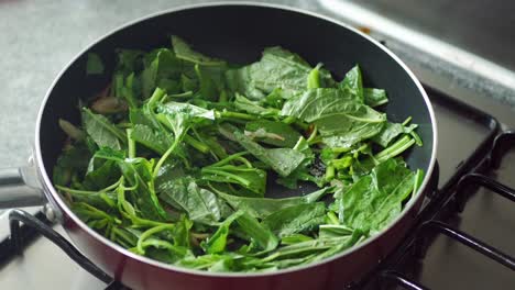 Fresh-spinach-leaves-in-a-cooking-pan-,