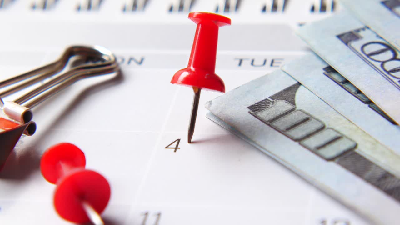 Calendario con soldi e puntina