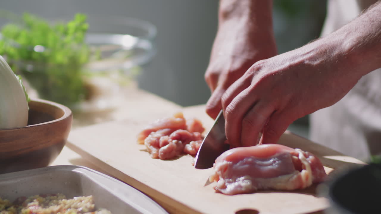 preparación de pollo crudo para la cocción
