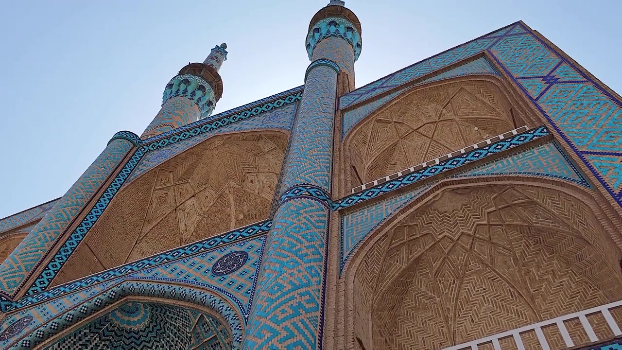 Karmaşık Mavi Çinili Cami Mimarisi'nin Alçak Açıdan Görünümü