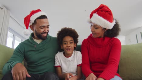 Family-sitting-on-the-couch-at-home