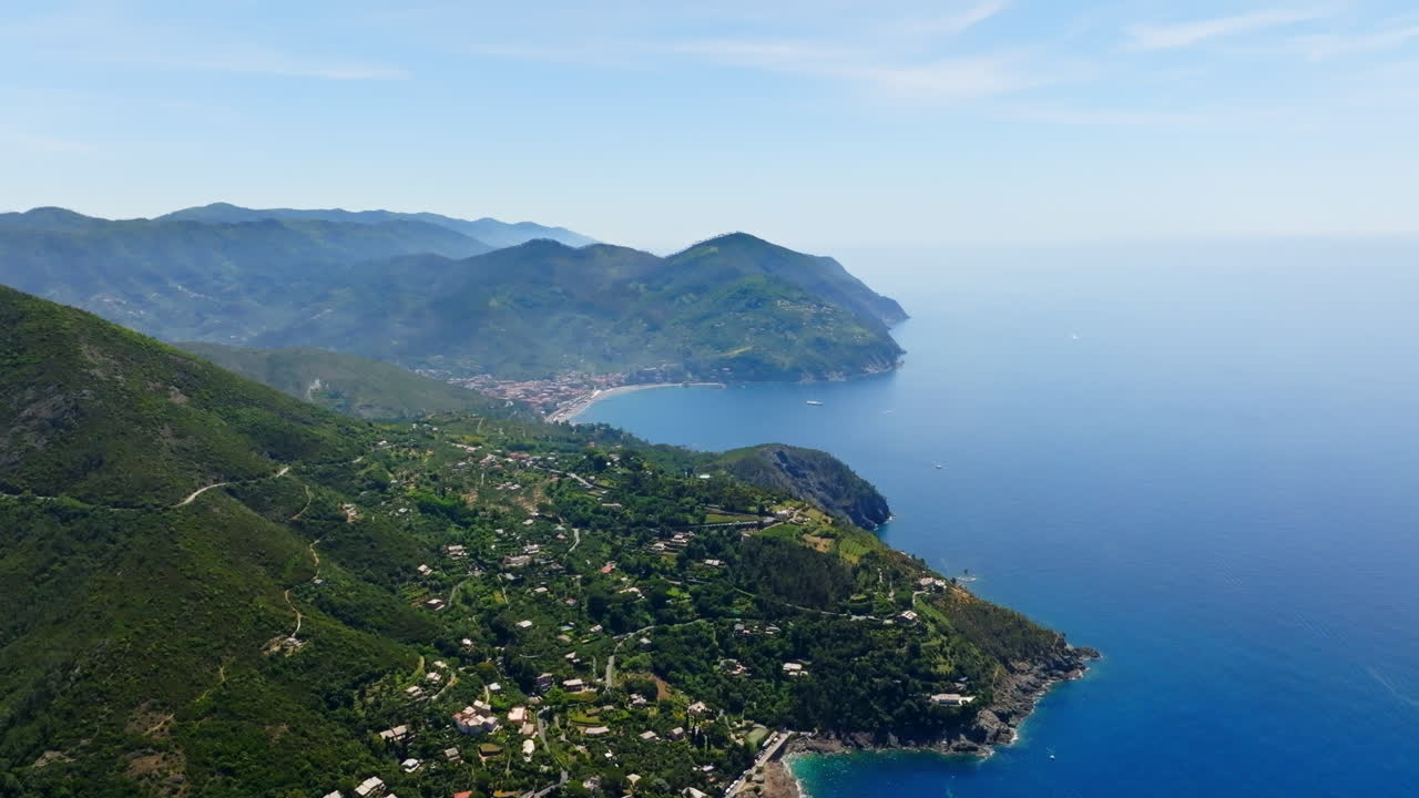 Vista aerea della città di Levanto da Bonassola, giornata di sole in Liguria, Italia