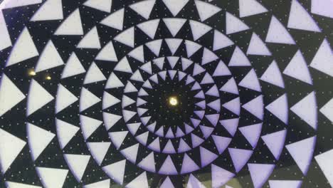 Abstraktes-Muster-Aus-Schwarzen-Und-Weißen-Kreisen-Und-Dreiecken,-Die-Sich-Im-Uhrzeigersinn-Bewegen