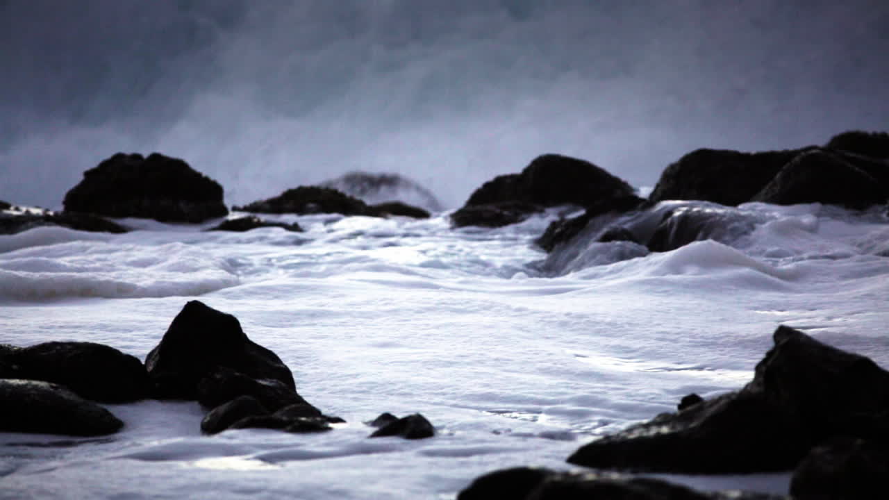 느린 동작으로 바위가 많은 해안으로 부서지고 굴러가는 파도의 수위 보기 1