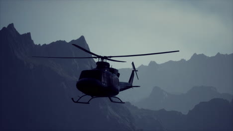 helicóptero volando sobre las montañas