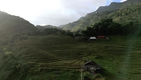 Luz-Mágica-En-Toma-Aérea-De-Campos-De-Arroz-En-Lo-Profundo-De-Las-Montañas-De-Sapa,-Vietnam