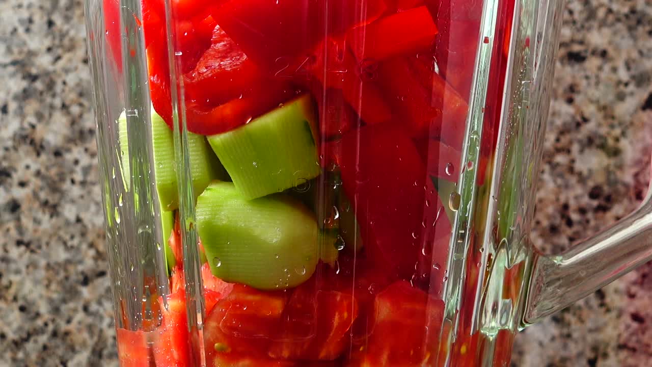 Filling in the blender of tomatoes, cucumbers and bulgarian pepper