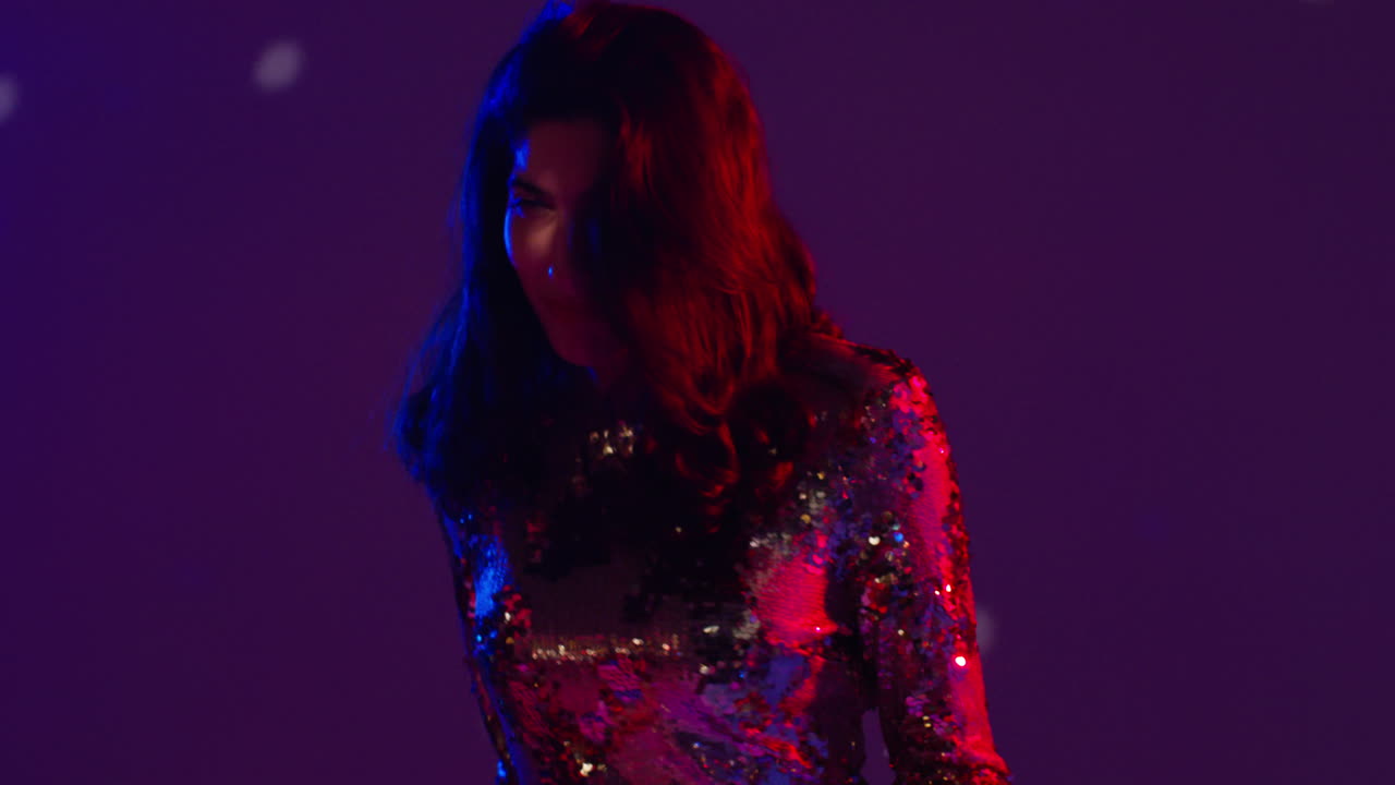 primer plano de una mujer en un bar nocturno o discoteca bailando con luces brillantes 11