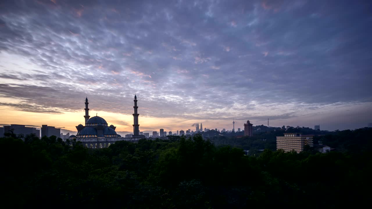 Alba alla Moschea Federale, Kuala Lumpur con silhouette dello skyline della città di Kuala Lumpur.