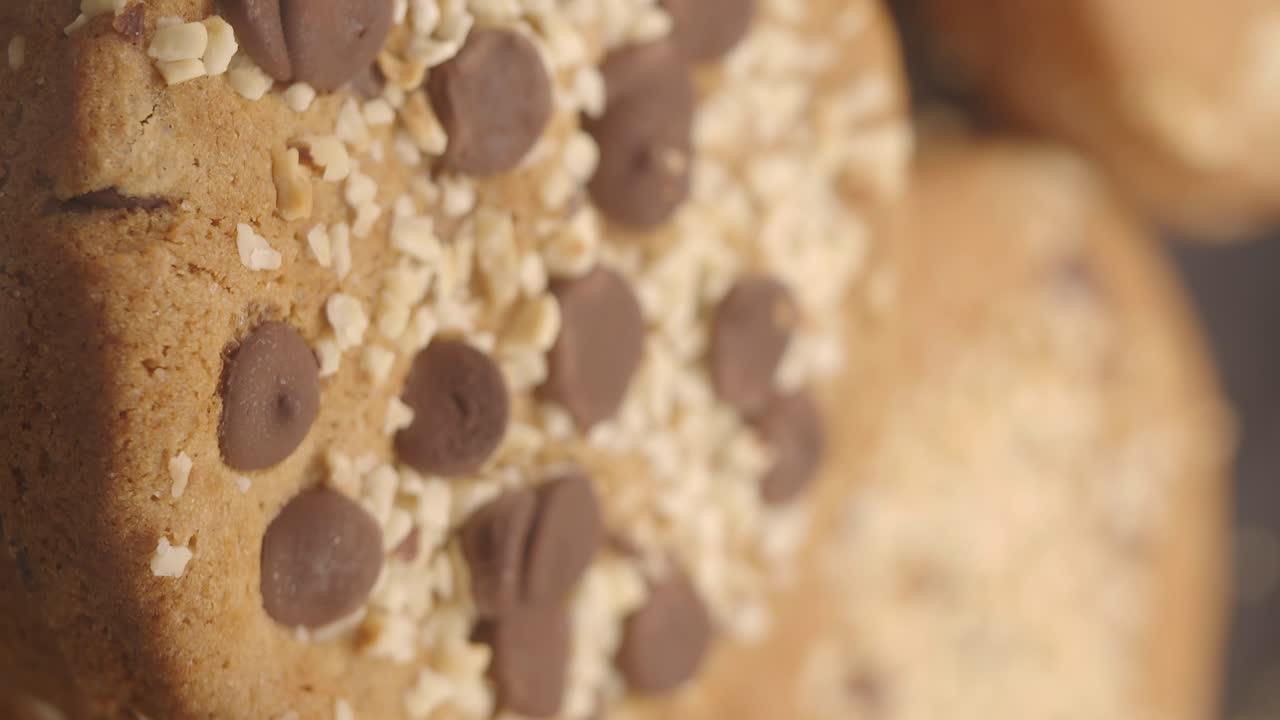 Primo piano di un biscotto con gocce di cioccolato e noci.