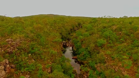 Toma-Aérea-De-Drones-Volando-Sobre-Un-Río-Rocoso-En-El-Campo-Sudamericano