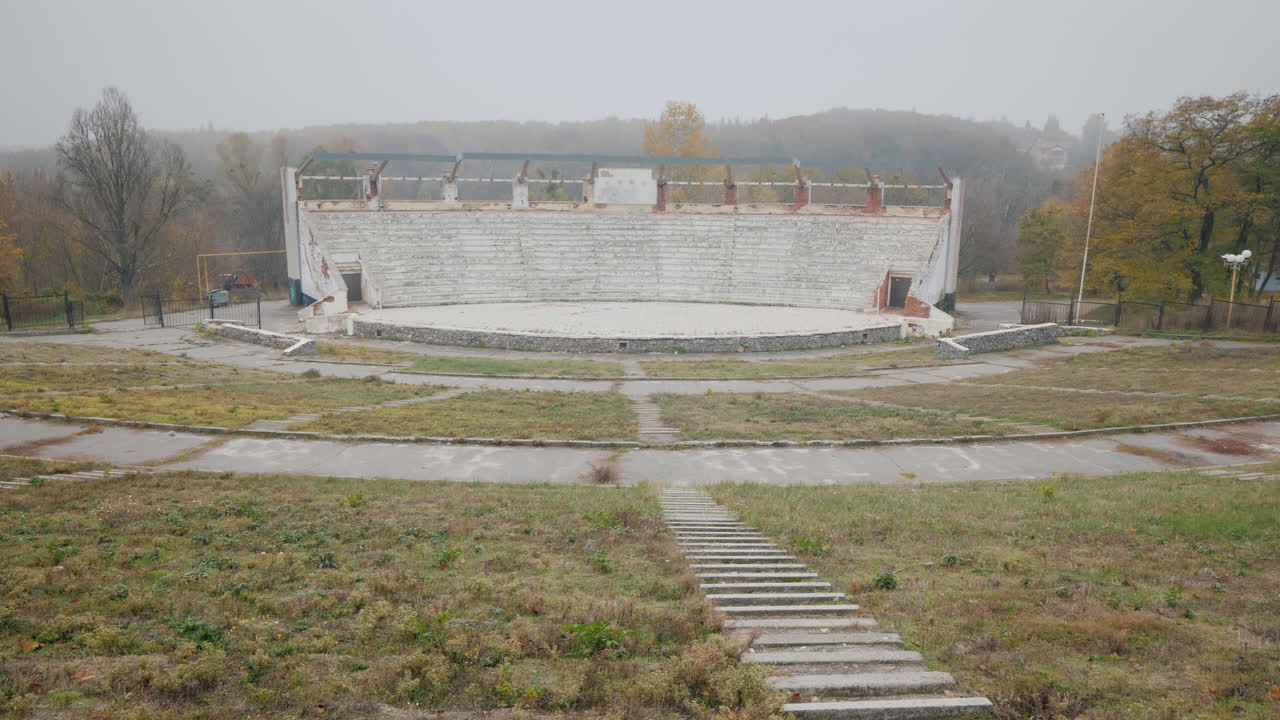 piloto de drones masculino en busca de un lugar para vuelos extremos